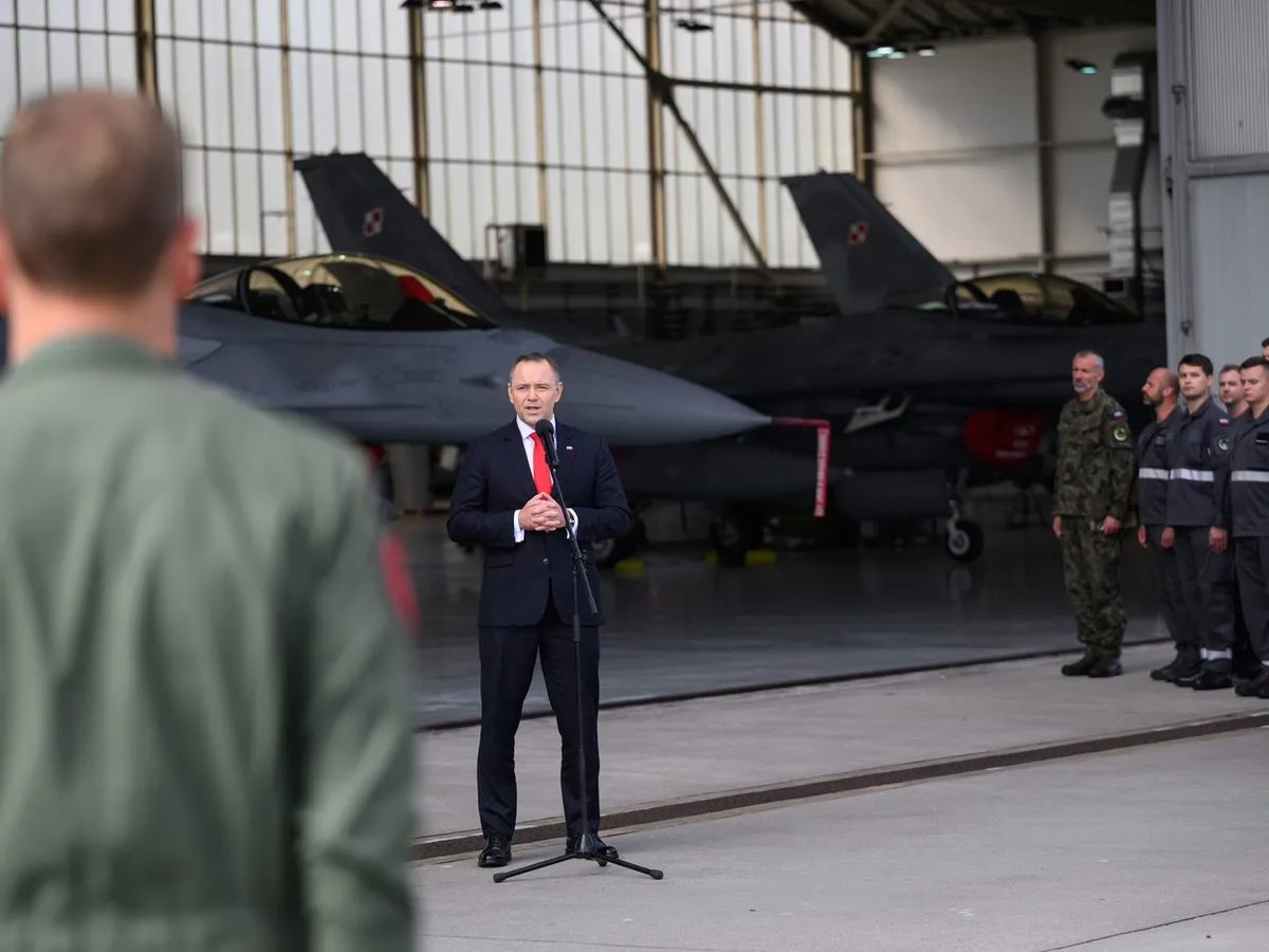 Președintele polonez Karol Nawrocki în timpul unei întâlniri cu soldații de la Baza Aeriană Tactică 31 - Foto: Profimedia Images