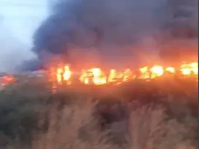 Un tren a luat foc în Bihor. Pasagerii s-au autoevacuat când au văzut că vagoanele iau foc Foto: captură video news.ro