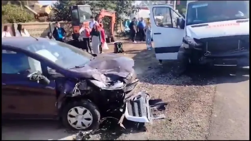 Accident de „Plan Roșu”, pe DN 54, între un microbuz cu copii și o mașină: 6 răniți - Foto: captură video
