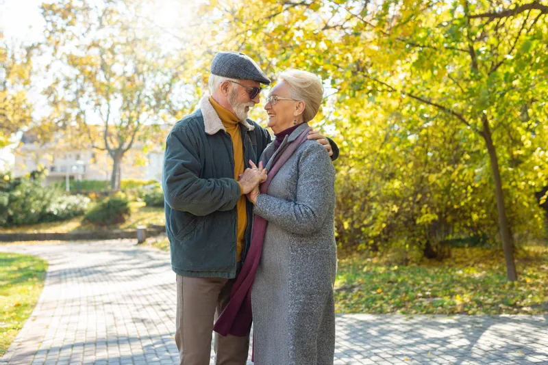 Pensionari se plimbă - Foto: Freepik