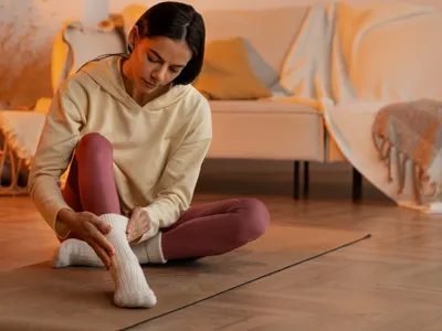 Motivul pentru care trebuie să-ți pui ceapă roșie în șosete seara. De ce să dormi cu ea? - Foto: Freepik (Imagine cu rol ilustrativ)