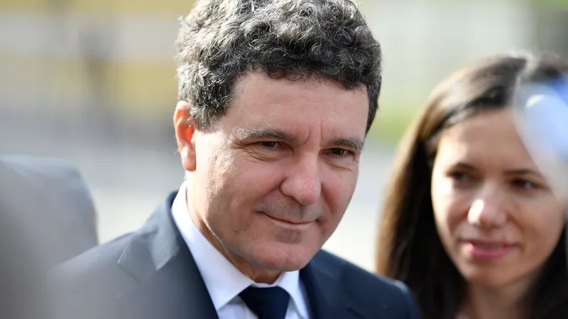 Nicușor Dan, prezent în Regie: Sunt bucuros că tinerii au ieșit în număr mare la vot - Foto: INQUAM PHOTOS / Alex Nicodim
