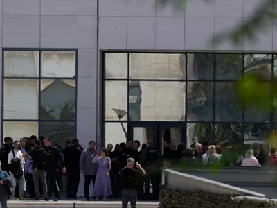 Un bărbat în vârstă de 89 de ani a deschis focul în două locuri din Atena şi a rănit patru persoane