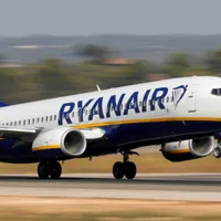 Care sunt cele 15 rute cu plecare din România la care renunță Ryanair - Foto: airlinetravel.ro