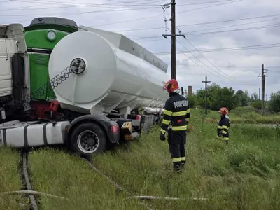 Un tren marfar a lovit o cisternă, în judeţul Giurgiu. Ambele erau încărcate cu motorină - Foto: News.ro