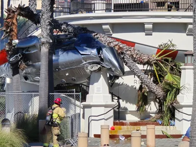 Un elicopter s-a prăbușit în fața unui hotel din California. Cinci persoane au fost rănite - Foto: X / @joshuahuang_07