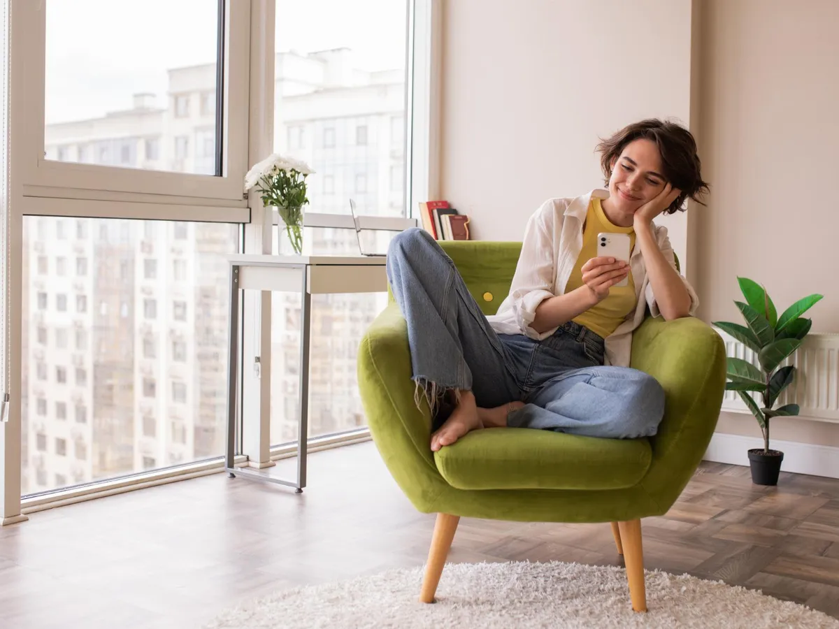 Femeie în apartament - Foto: Freepik