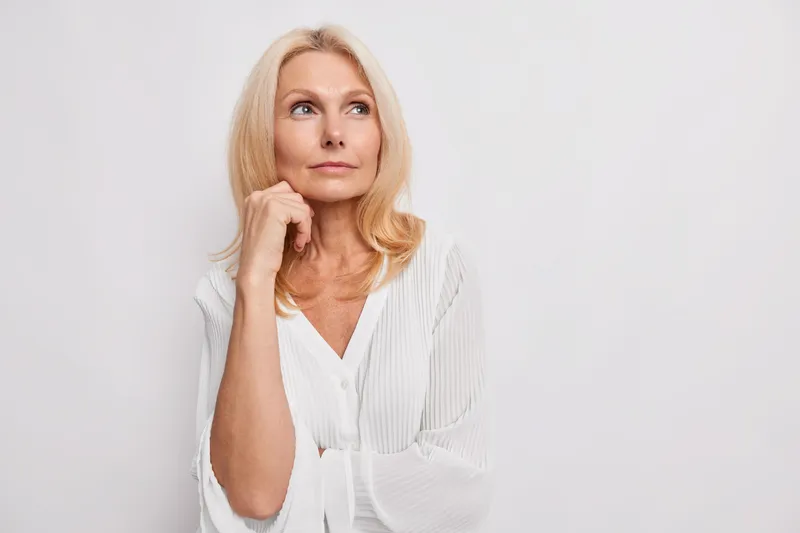 Pensionară gândindu-se la pensie - Foto: Freepik