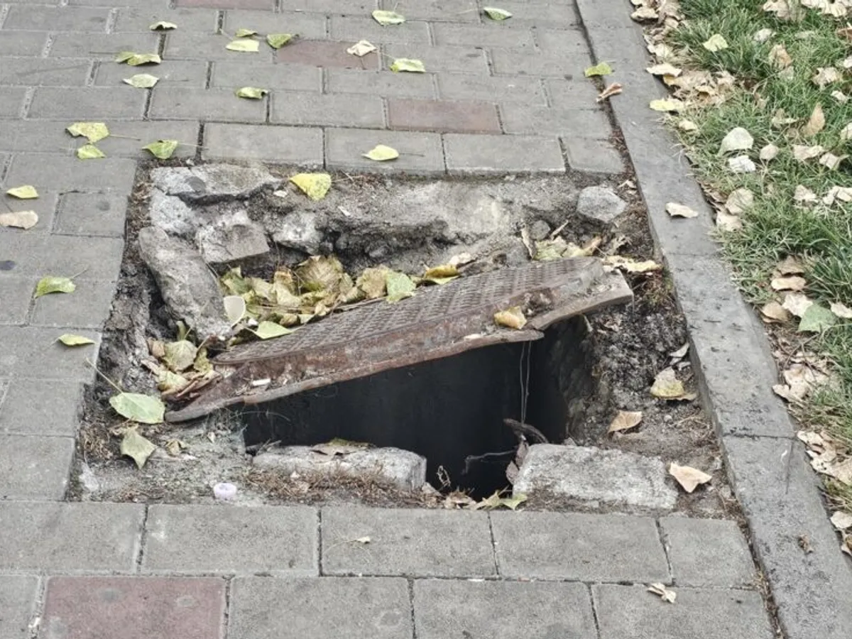 O femeie care a călcat într-o gură de canal descoperită a câștigat despăgubiri de 5.000 de euro