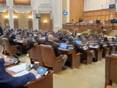 Parlamentarii AUR și PSD au fost filmați de unii colegi din USR PLUS/FOTO: Facebook (captură)