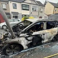 FOTO/ VIDEO O mașină electrică a luat foc pe stradă. Ce s-a întâmplat imediat după acest moment? - Foto X