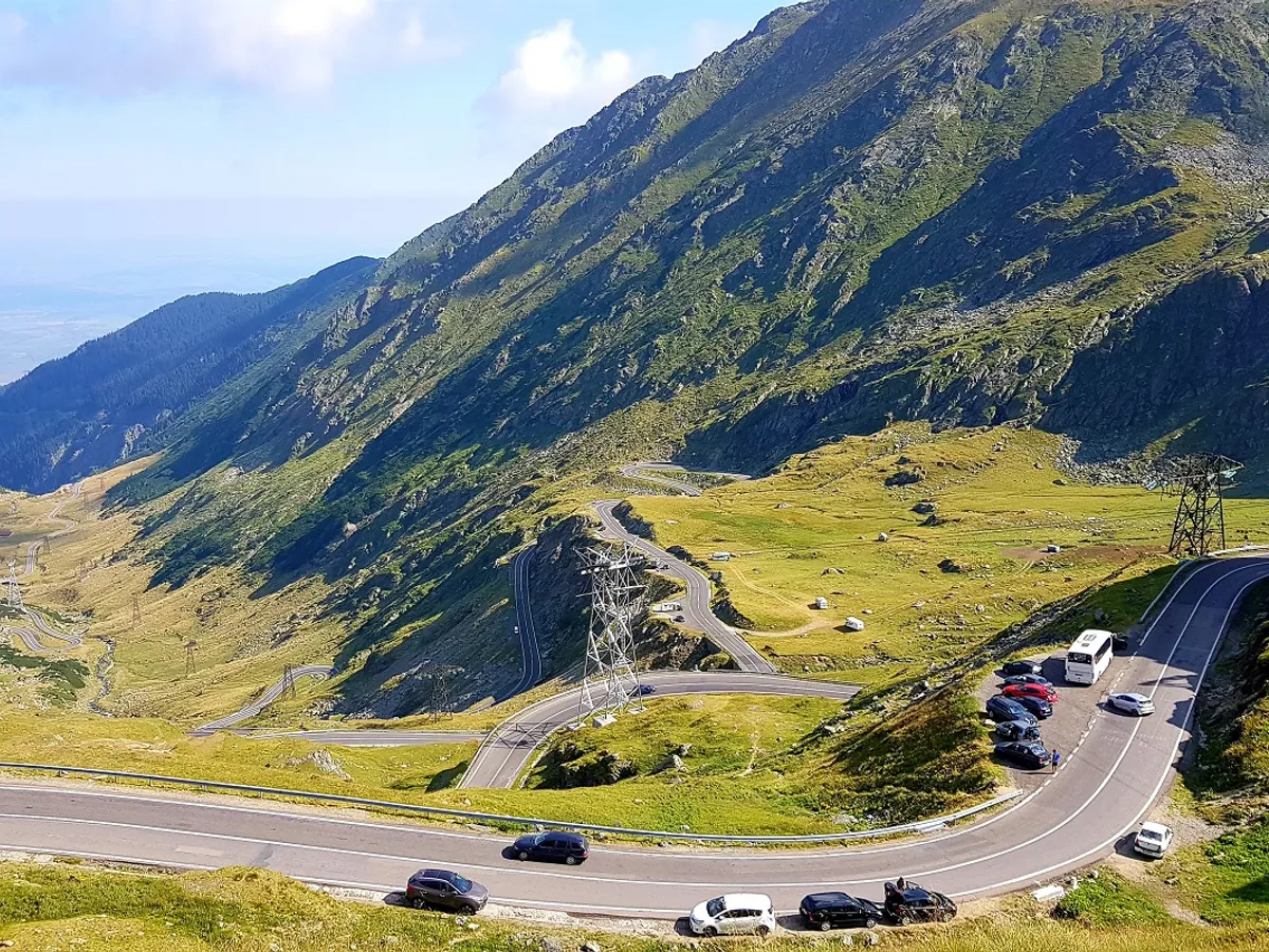 O mașină a căzut într-o prăpastie, pe Transfăgărășan. Cum a reușit șoferul să scape nevătămat din accident?