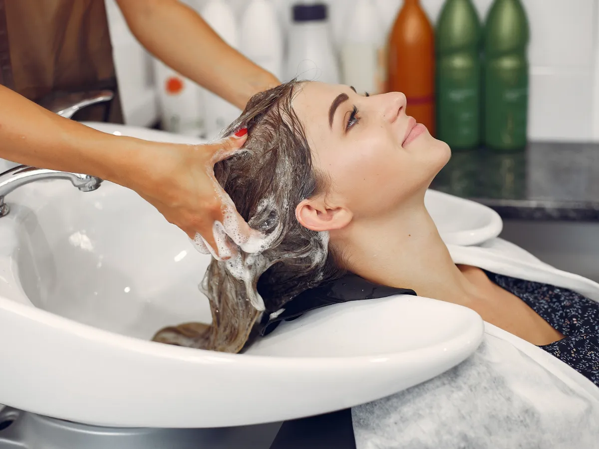 Trendul care duce la căderea și albirea părului. Ce să eviți, că să ai un scalp sănătos? - Foto: Freepik (Imagine cu rol ilustrativ)
