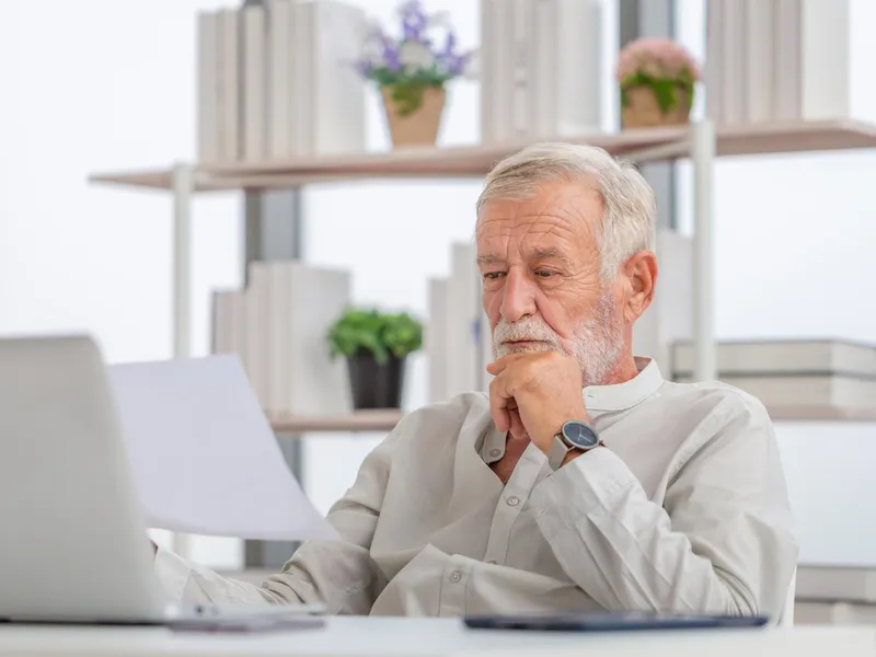 Pensionari la masa de lucru - Foto: Freepik