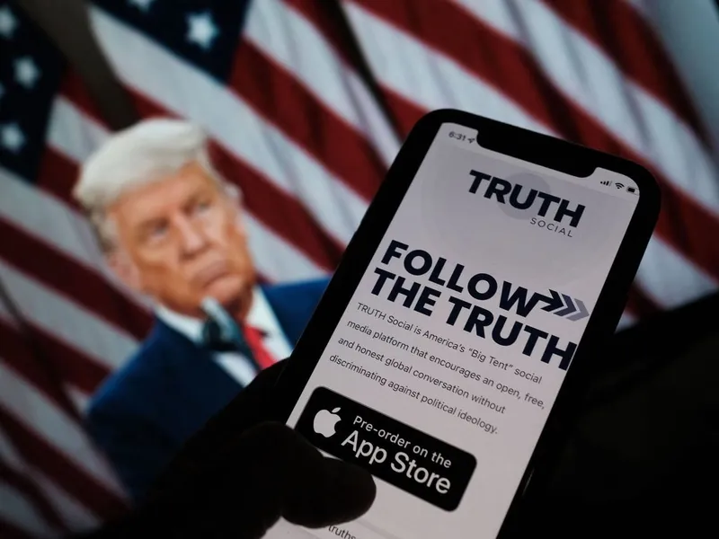 Supărat pe Facebook și Twitter, Trump a lansat Truth Social. / Foto: businessinsider.com