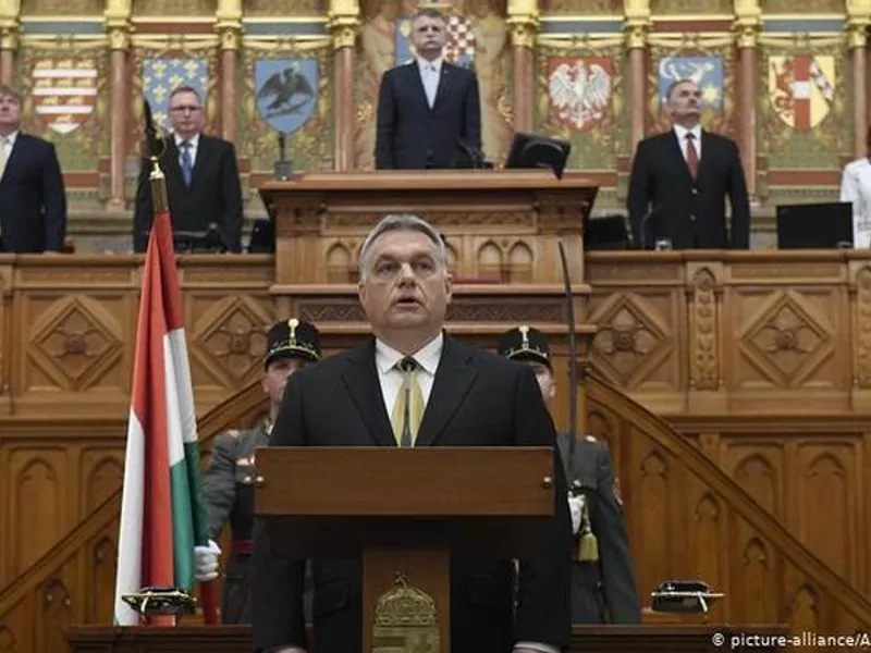 Viktor Orbán în legislativul ungar. Direct în spatele lui, președintele Parlamentului, László Kövér