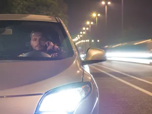 Atenție, șoferi! Dați flash-uri în trafic, riscați 600 lei amendă. Puteți rămâne și fără permis - Foto: Freepik (Imagine cu rol ilustrativ)