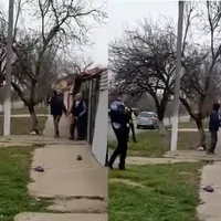 Trei polițiști, printre care și o femeie, bătuți cu bastonul lor de un bărbat de 59 de ani Foto: captură Obiectiv Vocea Brăilei