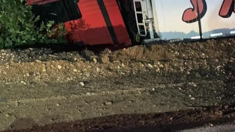 Tragedie pe E70: Trei copii între 4 și 13 ani și părinții lor au murit striviți de un TIR. / Foto: Info Trafic 24, Facebook
