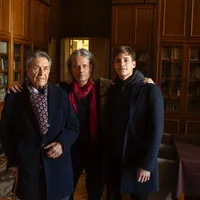 Nicolae Vărzariu (90 de ani), Mugur Vărzariu si Aron Vărzariu în biblioteca liceului IL Caragiale, donată de familiile Vărzariu și Meinhart în 1985 Foto: Mugur Vărzariu