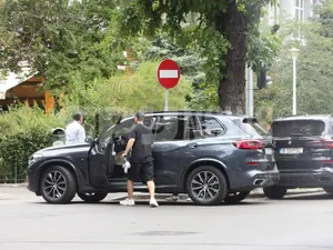 Artistul Jorge are BMW X5 de peste 100.000 €. Își permite să parcheze pe trecere și pe interzis - Foto: spynews.ro