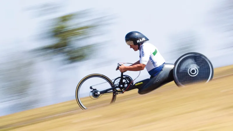 35 km/h este viteza  maximă atinsă pe liniile  drepte plate cu căruciorul.  20 de viteze are  bicicleta, care poate atinge o viteză maximă de 60 km/h.