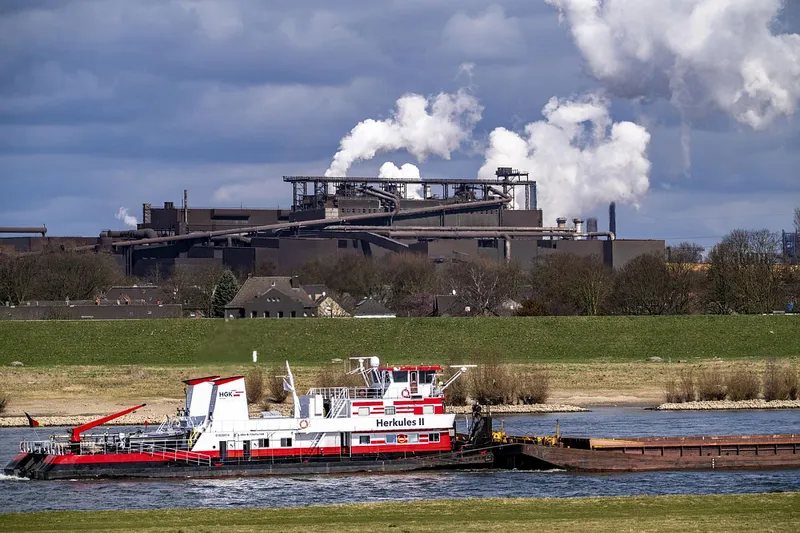 Oţelăria Thyssenkrupp Steel Oxygen 2, cu o capacitate anuală de 5,4 milioane de tone, produce oțel brut din fontă. E cea mai mare oțelărie TKS din Duisburg - Foto: Profimedia Images