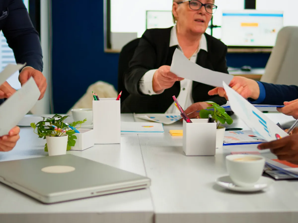 Femeie la serviciu - Foto: Freepilk