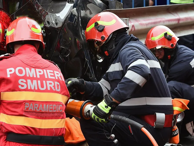 Accident de autocar. Plin cu pasageri, vehiculul s-a răsturnat. 11 pasageri au făcut atac de panică - Foto: ISU