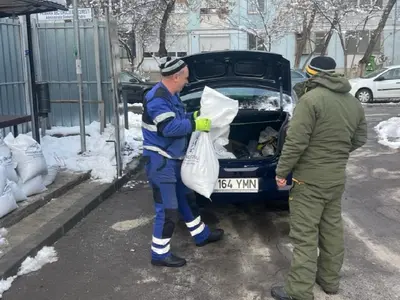 Cine sunt bucureștenii care primesc saci cu sare de la primărie - Foto: Facebook/PS6