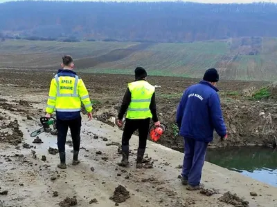 Angajați la Apele Române- Foto: Facebook/ Apele Române