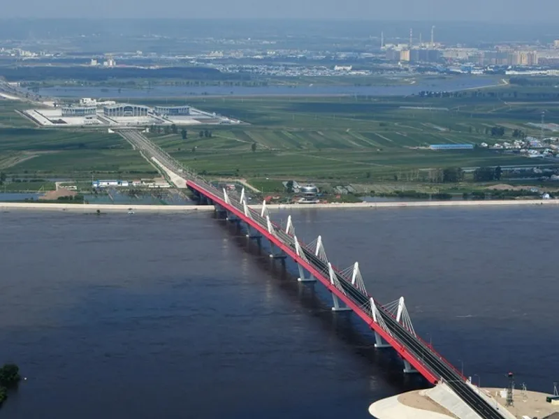 Podul leagă oraşul rus Blagoveşcensk de oraşul chinez Heihe, peste râul Amur. / Foto: news.ro