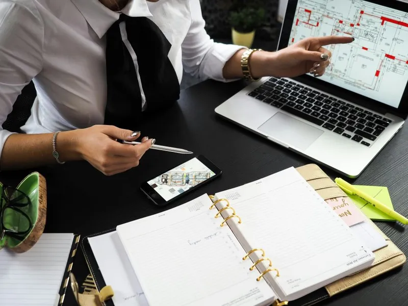Femeie arătând grafice, pe ecranul unui laptop - Foto: Pexels/energepic.com