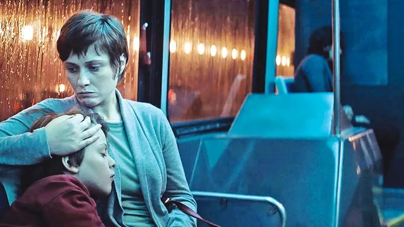 Mara și Dragoș pierduți în SUA (scene din film).