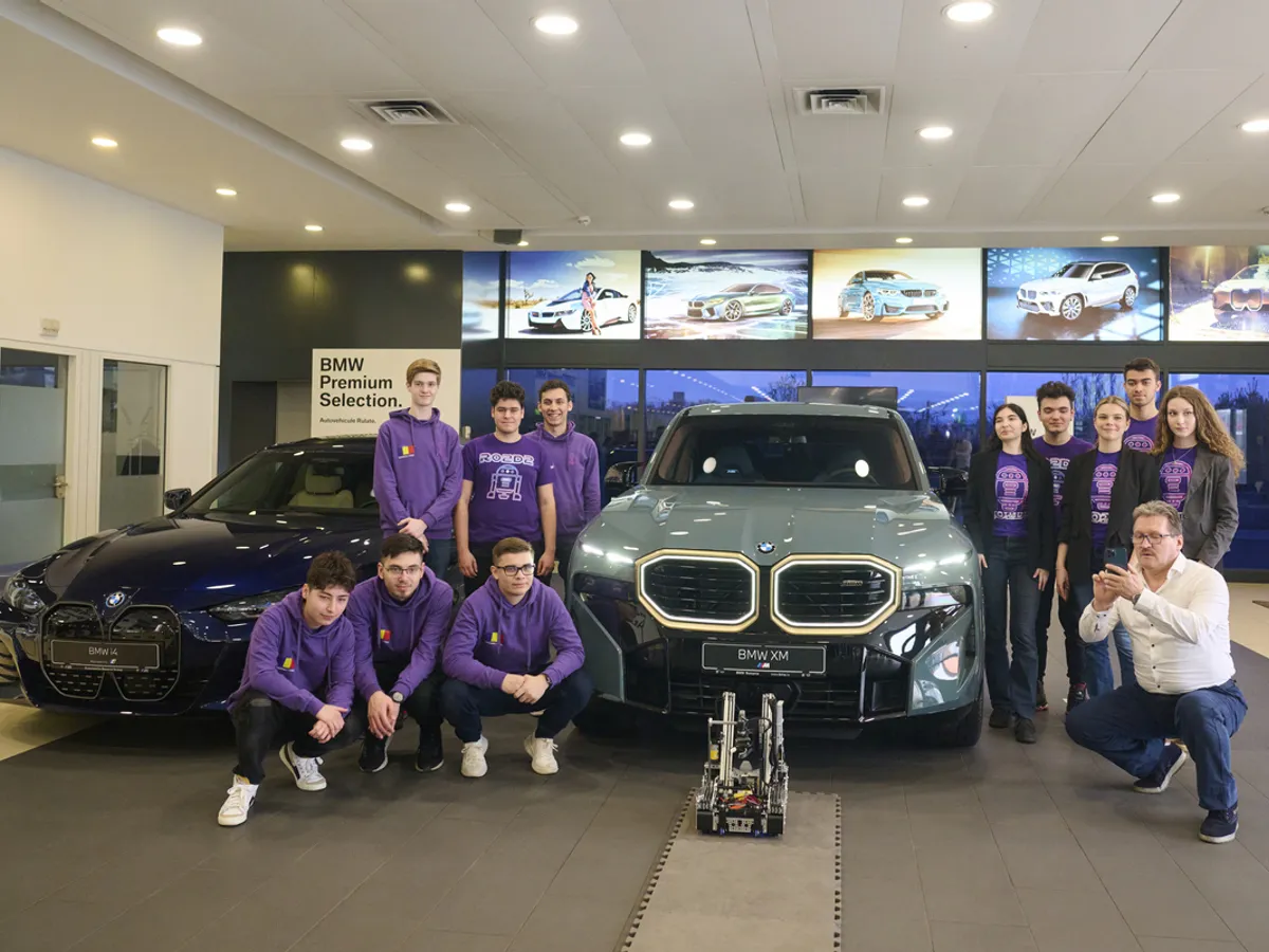 Robotul Ro2D2 a dezvelit BMW XM. - Foto: Radu Chindriș