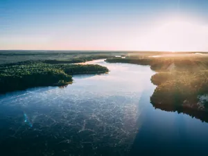 Ce județe sunt sub avertizare de inundații? Meteorologii au anunțat Cod portocaliu foto: Freepik (fotografie cu caracter ilustrativ)
