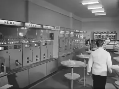 Bufetul Automat de pe Magheru, în 1962 Foto: captură Youtube