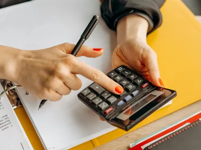 Femeie făcând calcule complicate - Foto: Pexels/Mikhail Nilov