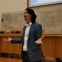 Judecătorul Cristi Danileț atrage atenția că sunt ilegale cadourile oferite de părinți profesorilor de sărbători Foto: Facebook/ Cristi Danileț - rol ilustrativ