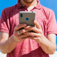 Sute de români au rămas fără bani după ce au primit acest mesaj pe telefon. Cum au fost păcăliți? - Foto: Profimedia Images/ Imagine cu caracter ilustrativ