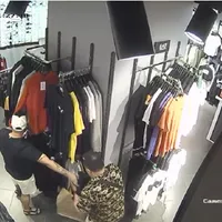 O femeie și doi bărbați, prinși când furau haine scumpe din mall. Au fost văzuți pe camere - Foto: camere de supraveghere
