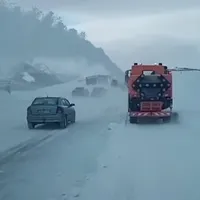 „Dorel”, șofer de utilaj de deszăpezire la Rânca. Frezează zăpada și o aruncă tot pe drum - Foto: captură video