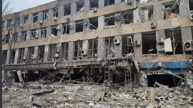 Comandant ucrainean: Rușii trag intenționat asupra fabricii din Mariupol unde se adăpostesc oameni/FOTO: Twitter/halyapuff