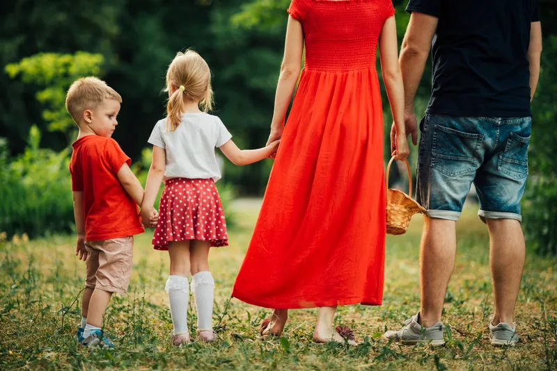 Familie cu doi copii - foto: Freepik (rol ilustrativ)