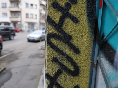Zid şi gard din Bucureştii costumat în graffiti - Foto: INQUAM PHOTOS/George Călin