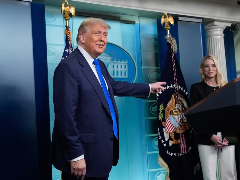 Pam Bondi, în centrul crizei MAGA în scandalul Epstein. Apărată de Trump, contestată de nucleul dur - Foto: Profimedia images