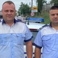 Polițiști salvatori - FOTO: MAI