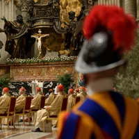Papa Francisc i-a chemat pe credincioşi la Vigilia Pascală din Sâmbăta Mare să nu-şi piardă speranţa. / Foto: agerpres.ro