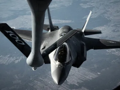 VIDEO Cum arată avioanele-cisternă pe care SUA le aduc în România. Ce avioane de război pot alimenta în aer?