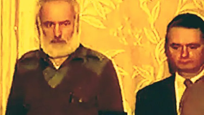 Gelu Voican Voiculescu și Virgil Măgureanu, la procesul dictatorului de la Târgoviște (captură foto Youtube)